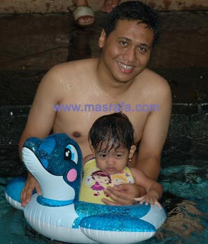 Fayra dan papa berenang