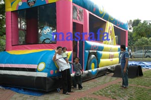 balon berbentuk bus